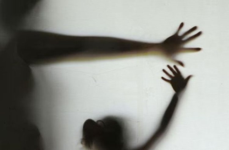 Pai mata e põe fogo no corpo de menina de 5 anos após ela fazer xixi no chão