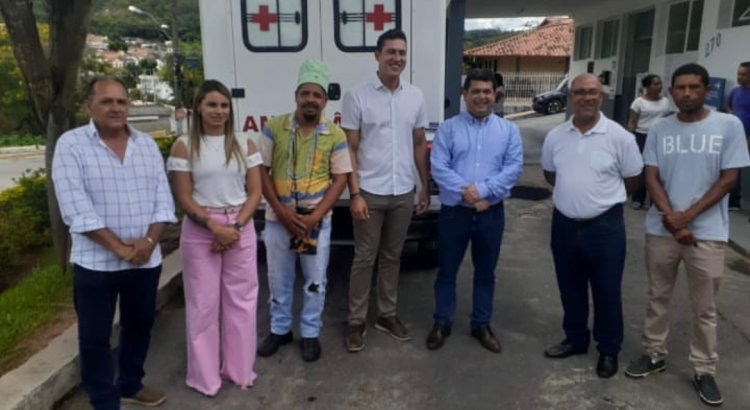 Deputado Douglas Melo entrega ambulância para o serviço de saúde de Cachoeira da Prata