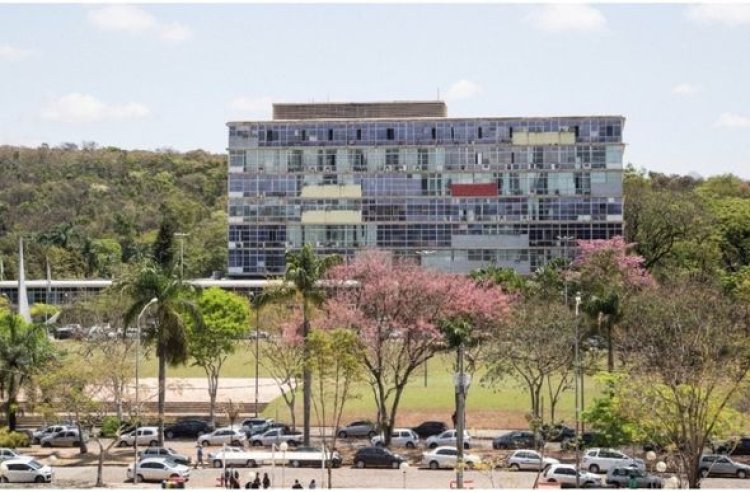 UFMG abre concurso para níveis médio e superior com salários de até R$ 4,1 mil