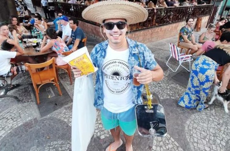 Bar oferece chope de graça para quem for de chinelos