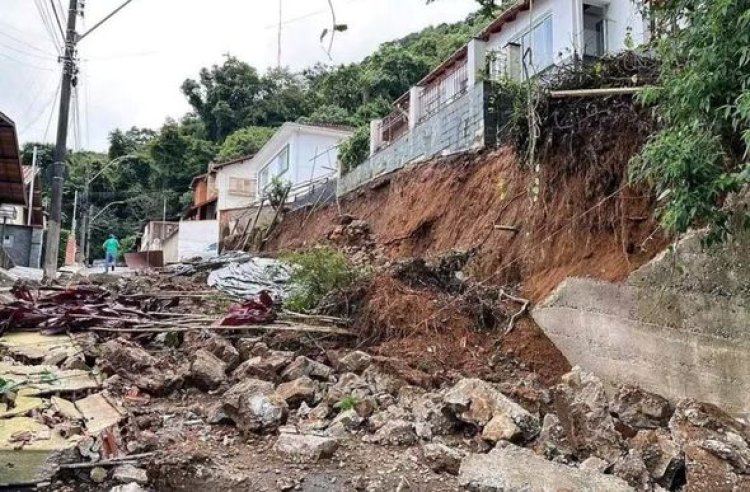 Mulher com bebê no colo escapa por pouco de desabamento