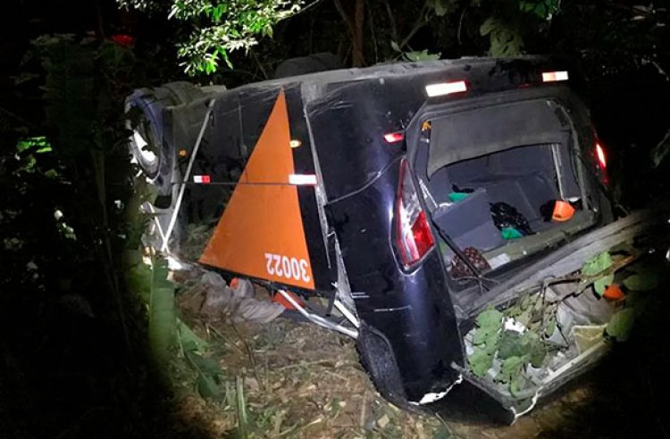 Ônibus com time de adolescentes capota em Minas Gerais