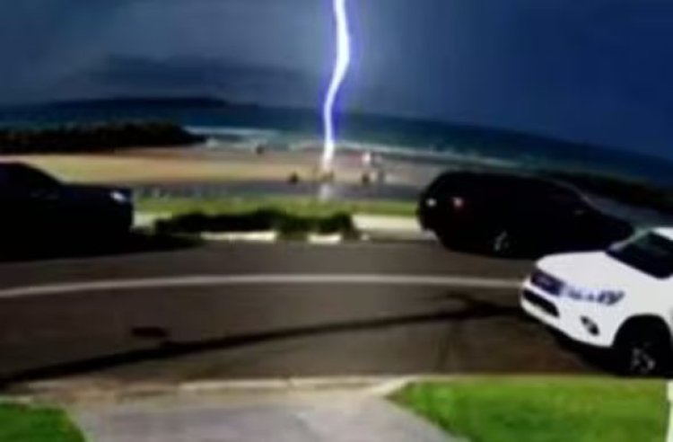 Menino de 10 anos é atingido por raio enquanto nadava em praia