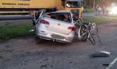 Carro bate de frente com carreta dos Correios na BR-135, em Curvelo, e motorista morre