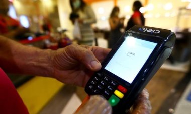 Uso do rotativo do cartão de crédito é recorde em ano de taxa de juros superior a 400%