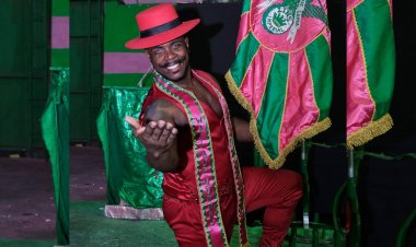Das ruas ao reinado: ex-menino de rua de BH, desfila na capital mineira e na Marquês de Sapucaí neste carnaval