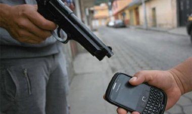 Ladrão aborda dupla de colegas de trabalho para roubar celular no Nova Cidade