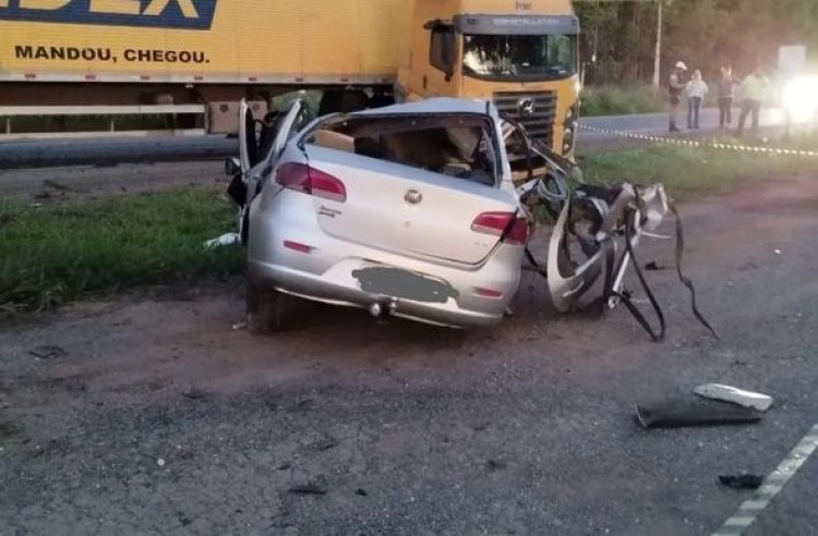 Carro bate de frente com carreta dos Correios na BR-135, em Curvelo, e motorista morre