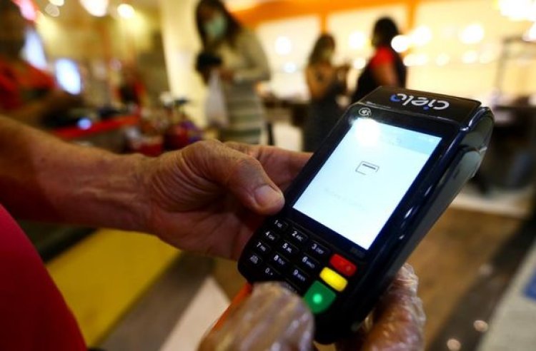 Uso do rotativo do cartão de crédito é recorde em ano de taxa de juros superior a 400%