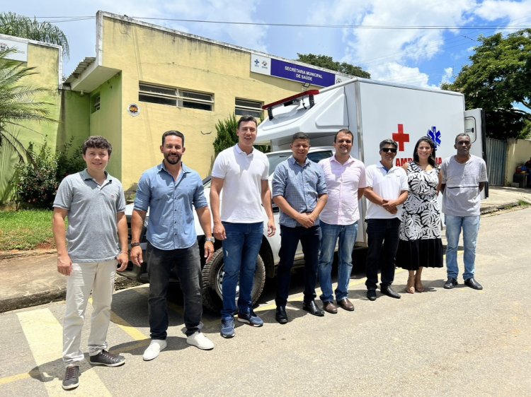 Deputado Douglas Melo entrega ambulância para o serviço de saúde de Baldim