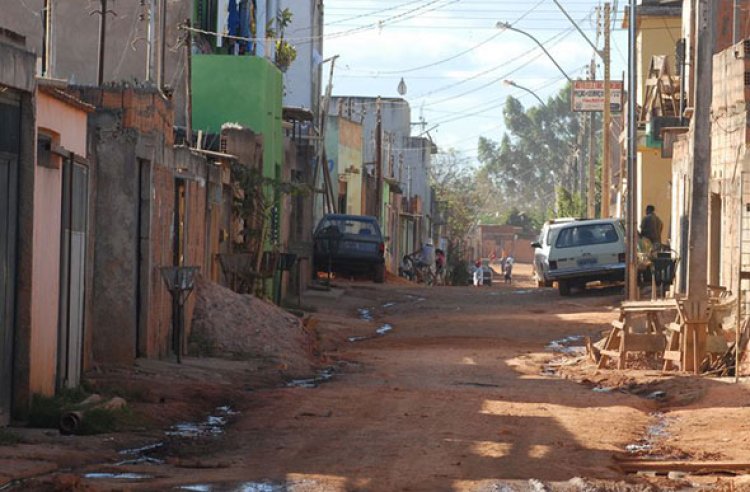 Estudo aponta que a pobreza social atingiu recorde durante a pandemia, afetando 64,6 milhões de brasileiros