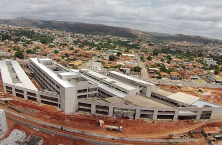 A retomada das obras dos hospitais regionais irá resultar em mais de 1,4 mil novos leitos e beneficiará cerca de 6,7 milhões de pessoas em Minas Gerais