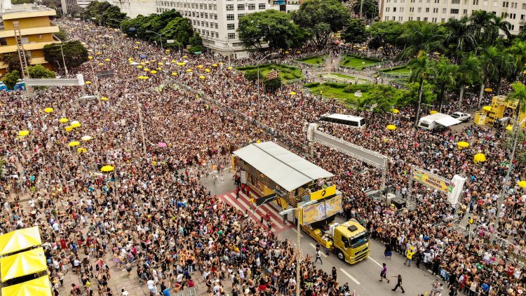 Bloco Funk You desfila com MC's no trio elétrico na terça-feira de carnaval em BH