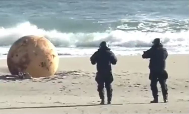Mistério: esfera de metal aparece em praia no Japão; autoridades isolaram a área