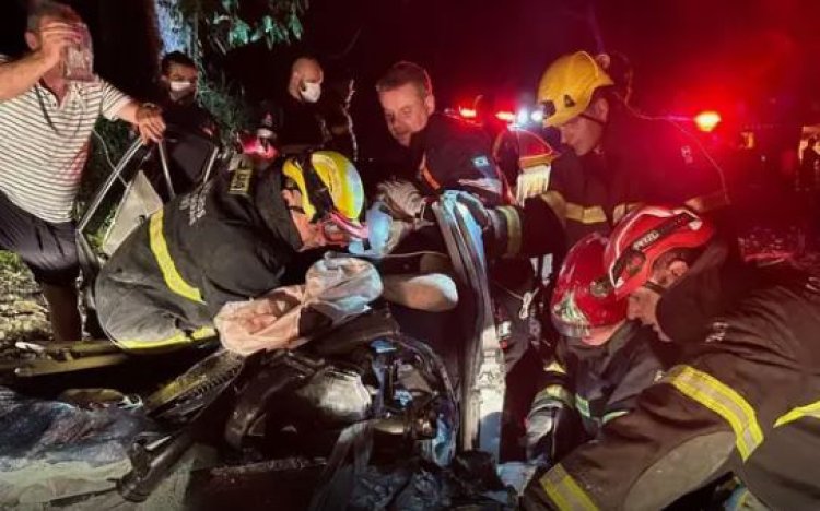 BR-354: carreta pega fogo após grave acidente envolvendo vários veículos no interior de Minas;