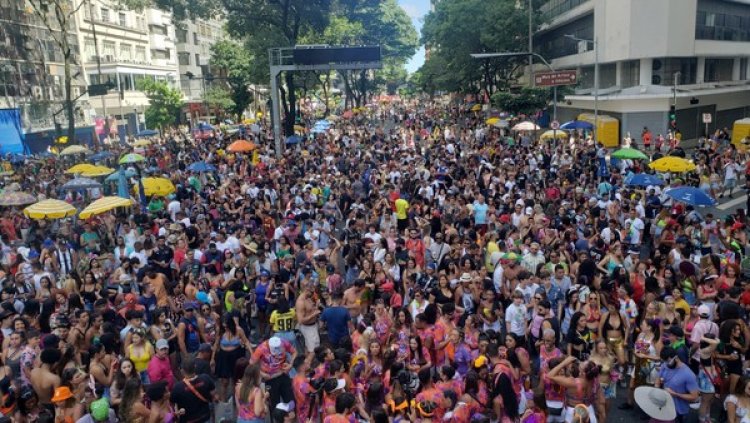 Com MCs e Ala do Passinho, bloco Funk You arrasta milhares de foliões no centro de Belo Horizonte