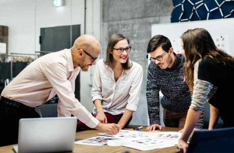 Redução da carga horária semanal para 4 dias de trabalho resulta em menor incidência de burnout e manutenção da produtividade