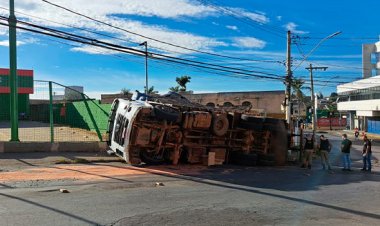 URGENTE: Caminhão com carga de carvão tomba em rua da região central de Sete Lagoas