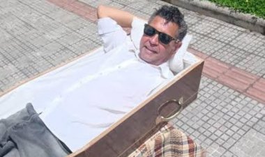 Homem faz protesto dentro de caixão em frente a hospital em BH