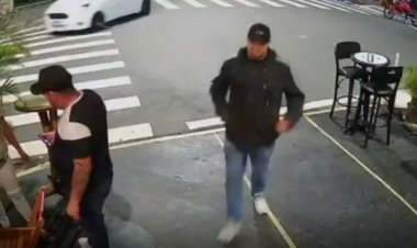 Homem mata sua própria mãe e padrasto por vingança em bar; autor alega que sua mãe teria mandado assassinar seu pai