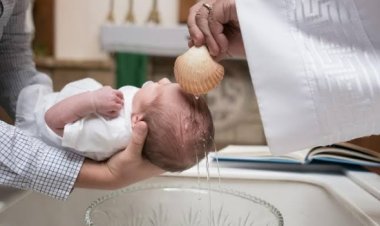 Coroinha mistura ácido com água benta e padre queima recém-nascida durante batismo