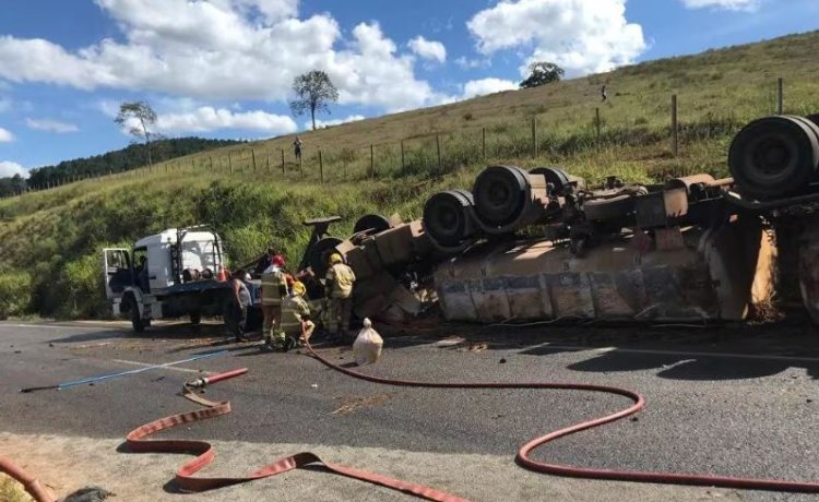 Carreta tomba na BR-381, uma pessoa morre e uma grávida e um homem ficam feridos em Minas