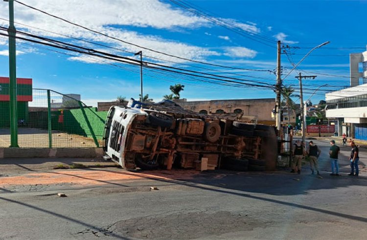 URGENTE: Caminhão com carga de carvão tomba em rua da região central de Sete Lagoas