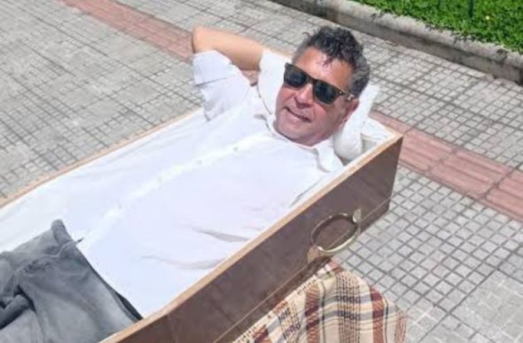 Homem faz protesto dentro de caixão em frente a hospital em BH