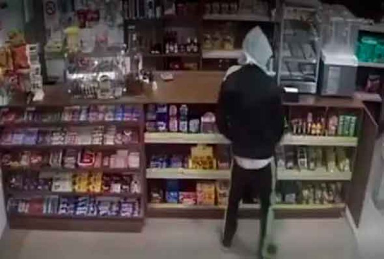 Homem com sacola na cabeça furta conveniência no interior de Minas
