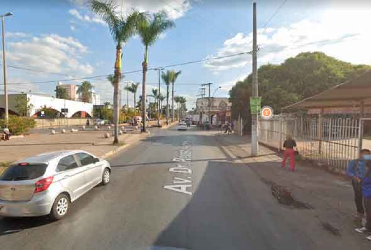 Obra de ligação de esgoto interdita a Av. Renato Azeredo na manhã desta quarta-feira