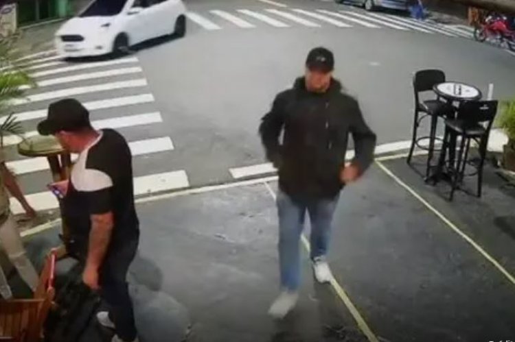 Homem mata sua própria mãe e padrasto por vingança em bar; autor alega que sua mãe teria mandado assassinar seu pai