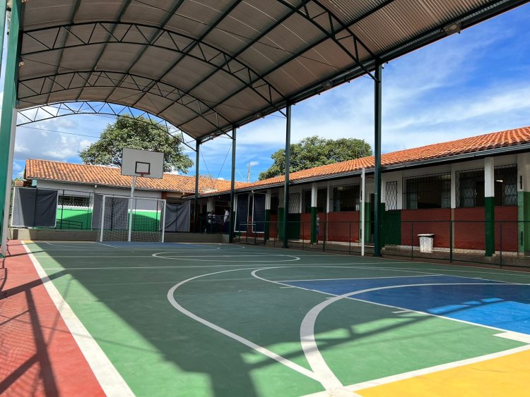 Com recursos do mandato do deputado Douglas Melo quadra coberta da Escola Estadual Modestino Andrade, em Sete Lagoas, é inaugurada.