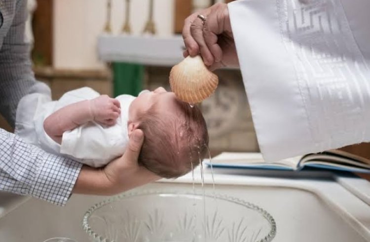 Coroinha mistura ácido com água benta e padre queima recém-nascida durante batismo