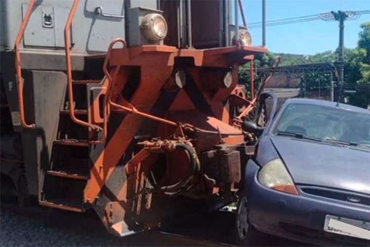 Acidente em Betim: carro é atingido por trem neste domingo