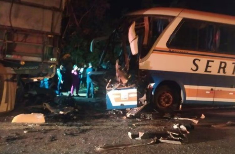 Acidente com ônibus, caminhão e moto deixa seis feridos em Curvelo