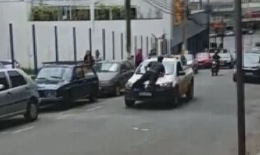 Motorista se joga em capô de carro durante briga de trânsito no interior de Minas;