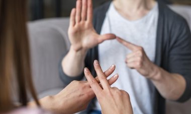 Dia Nacional da Libras acende alerta sobre a inclusão de pessoas com deficiência auditiva no mercado de trabalho