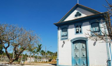 Enciumada, mulher corta cabelo de adolescente em escola de Jequitibá
