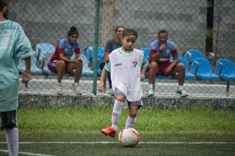 Alice é a 1ª menina a jogar na base masculina do Fluminense após regulamentação