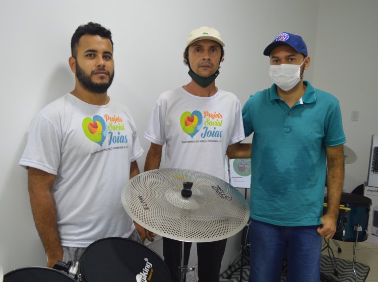 Cursos de Música: aulas de violão, teclado, contrabaixo e bateria do  “Projeto Social Joias” já tem nomes na fila de espera para 2ª etapa