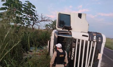Carreta com placa do Paraguai tomba em rodovia mineira com carga de maconha