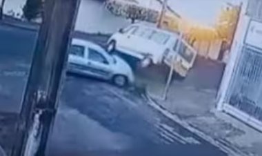Van escolar com alunos capota após ser atingida por carro que desobedeceu placa de "PARE" em MG