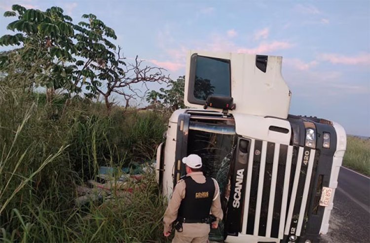 Carreta com placa do Paraguai tomba em rodovia mineira com carga de maconha