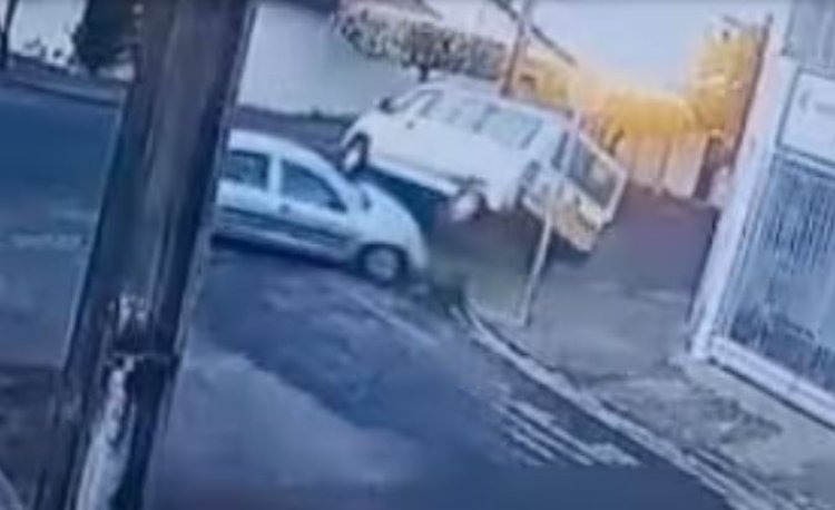 Van escolar com alunos capota após ser atingida por carro que desobedeceu placa de "PARE" em MG