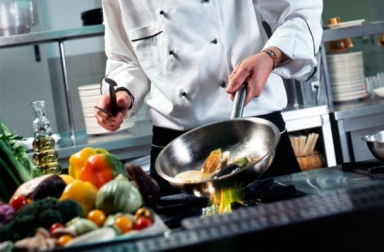 Hotel em Sete Lagoas divulga vaga para auxiliar de cozinha