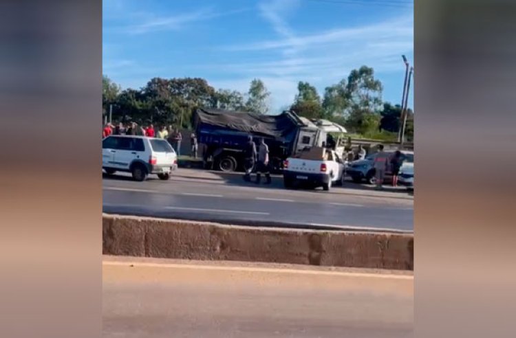 Batida entre caminhão e carro é registrado nesta quinta (15/06) na Av. Castelo Branco, entrada de Sete Lagoas
