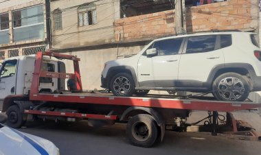 Carro furtado é encontrado abandonado em Contagem.
