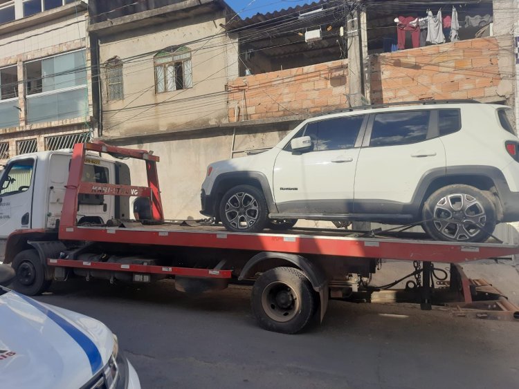 Carro furtado é encontrado abandonado em Contagem.
