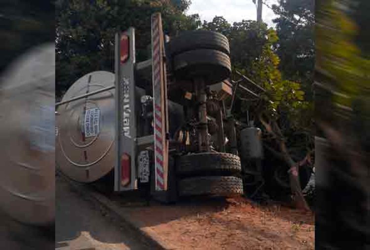 Caminhão de leite tomba na Avenida Norte Sul nesse domingo