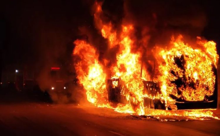 Ônibus é incendiado por assaltantes na Via Expressa, em Contagem; veja vídeo